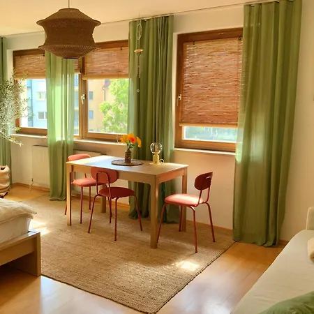Ruhe & Charme - Family For 4 People, Self-check-in, Free Parking, U-bahn, Netflix Нюрнберг