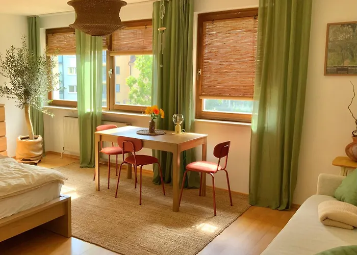 Ruhe & Charme - Family For 4 People, Self-check-in, Free Parking, U-bahn, Netflix Нюрнберг